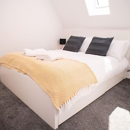 Orchid Lodge - Two Bed Generous Flat - Parking, Netflix, Wifi - Close To Blenheim Palace & Oxford - F4 Kidlington Exterior photo