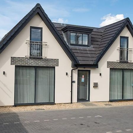 Orchid Lodge - Two Bed Generous Flat - Parking, Netflix, Wifi - Close To Blenheim Palace & Oxford - F4 Kidlington Exterior photo