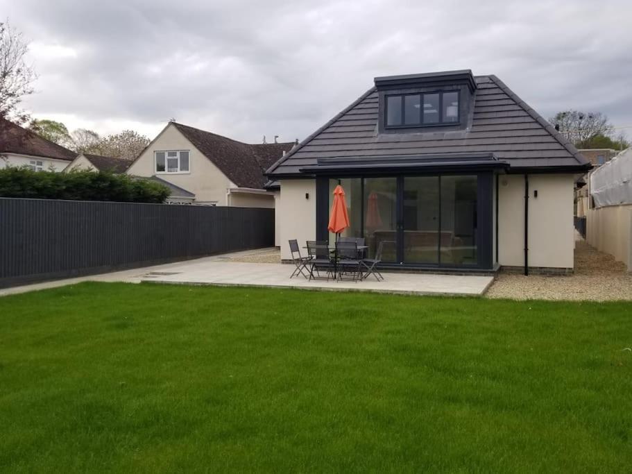 Orchid Lodge - Two Bed Generous Flat - Parking, Netflix, Wifi - Close To Blenheim Palace & Oxford - F4 Kidlington Exterior photo