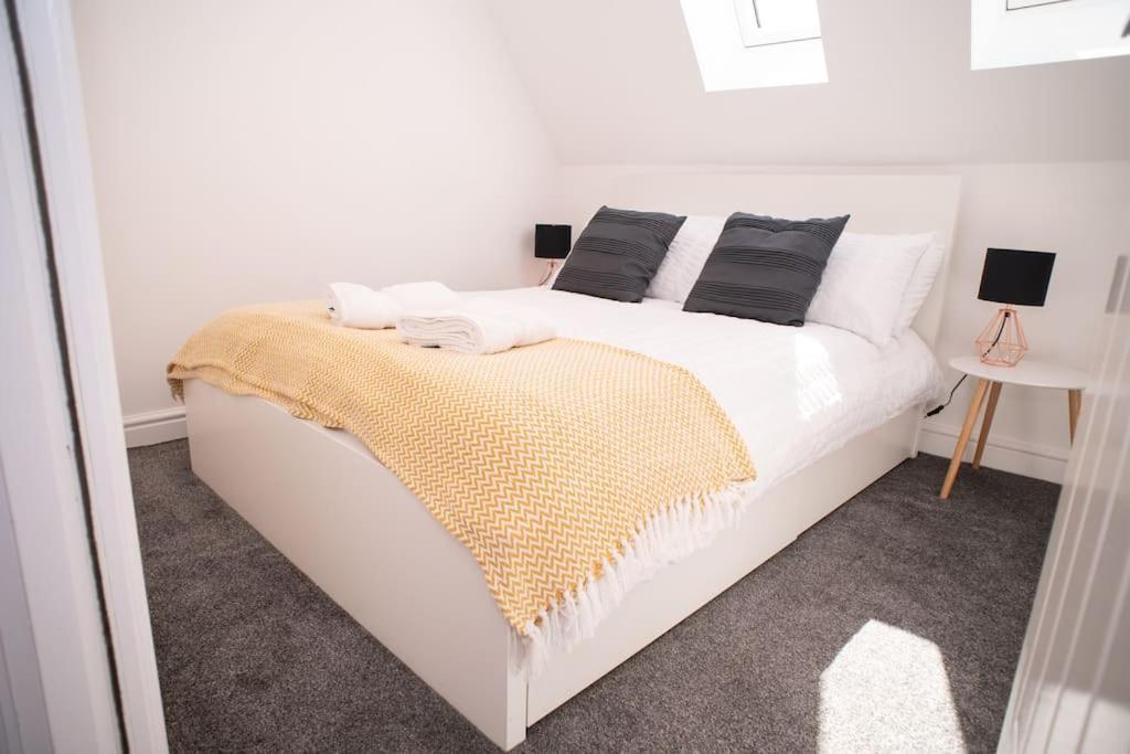 Orchid Lodge - Two Bed Generous Flat - Parking, Netflix, Wifi - Close To Blenheim Palace & Oxford - F4 Kidlington Exterior photo