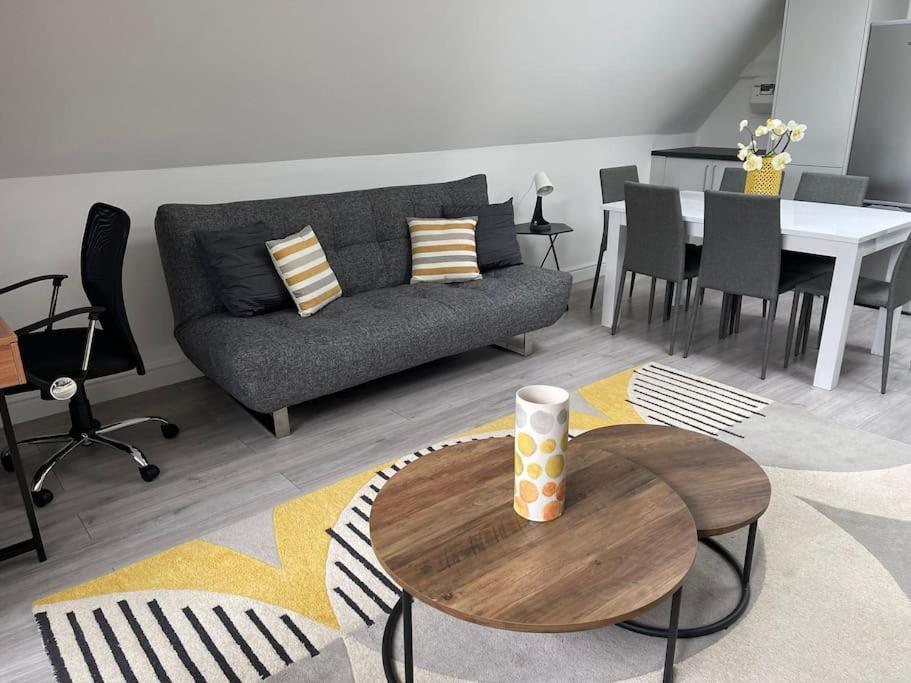 Orchid Lodge - Two Bed Generous Flat - Parking, Netflix, Wifi - Close To Blenheim Palace & Oxford - F4 Kidlington Exterior photo