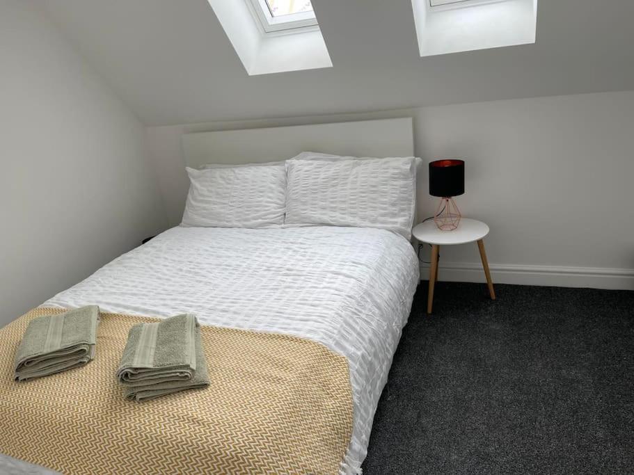 Orchid Lodge - Two Bed Generous Flat - Parking, Netflix, Wifi - Close To Blenheim Palace & Oxford - F4 Kidlington Exterior photo