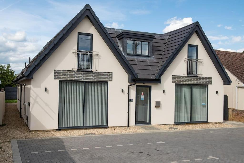 Orchid Lodge - Two Bed Generous Flat - Parking, Netflix, Wifi - Close To Blenheim Palace & Oxford - F4 Kidlington Exterior photo