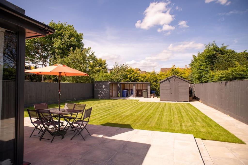 Orchid Lodge - Two Bed Generous Flat - Parking, Netflix, Wifi - Close To Blenheim Palace & Oxford - F4 Kidlington Exterior photo