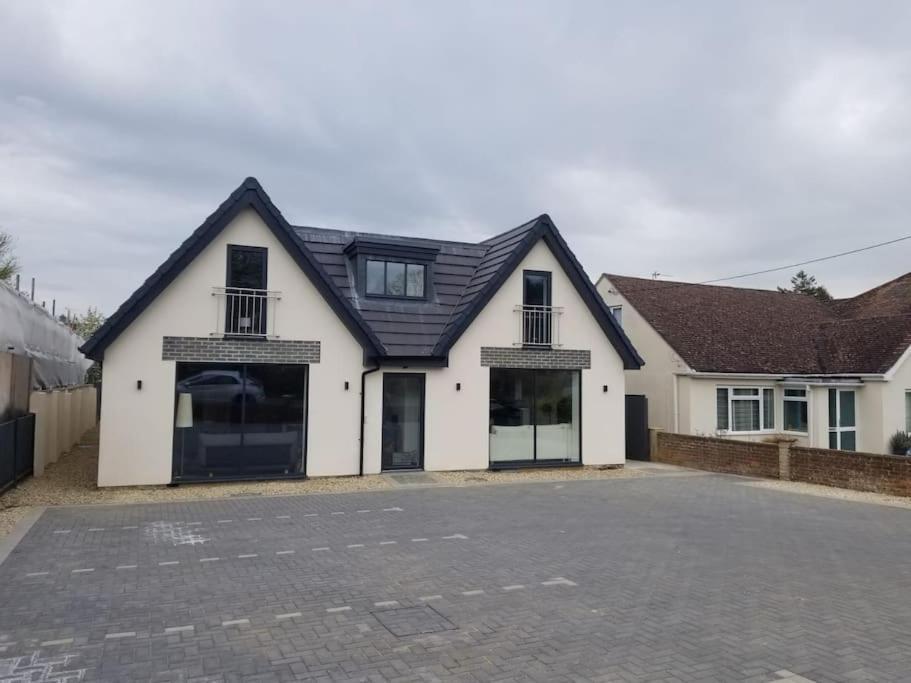 Orchid Lodge - Two Bed Generous Flat - Parking, Netflix, Wifi - Close To Blenheim Palace & Oxford - F4 Kidlington Exterior photo