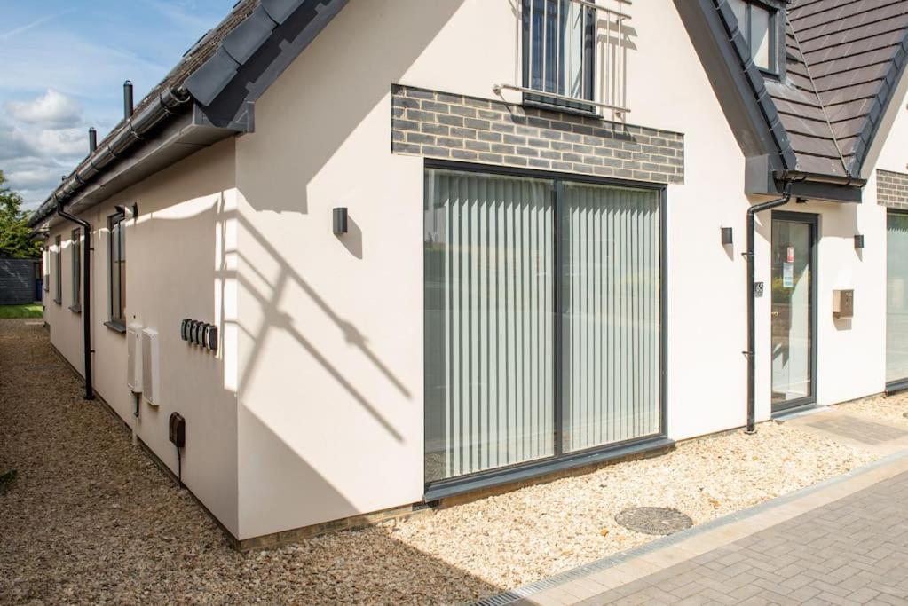 Orchid Lodge - Two Bed Generous Flat - Parking, Netflix, Wifi - Close To Blenheim Palace & Oxford - F4 Kidlington Exterior photo