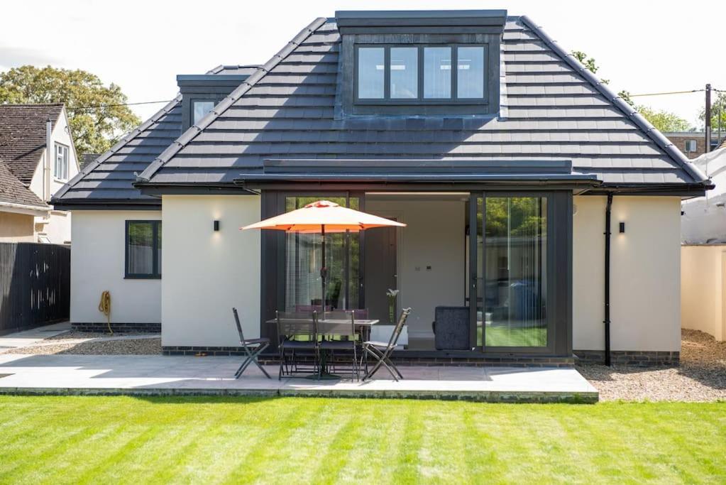Orchid Lodge - Two Bed Generous Flat - Parking, Netflix, Wifi - Close To Blenheim Palace & Oxford - F4 Kidlington Exterior photo
