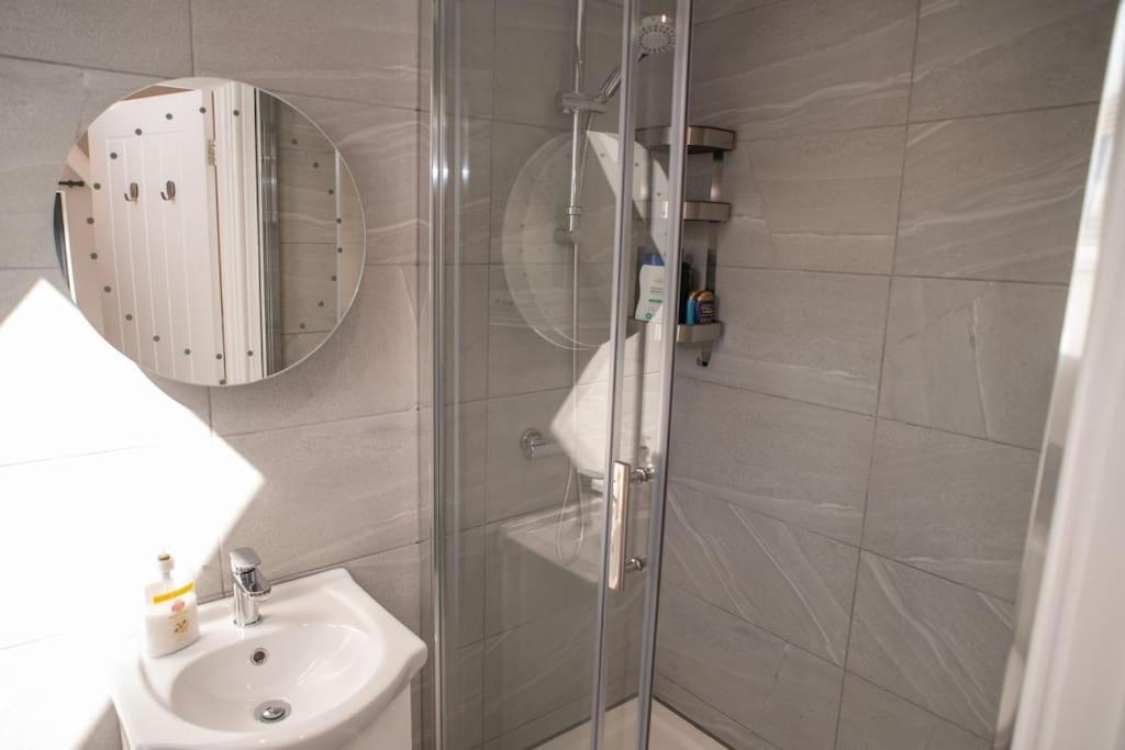 Orchid Lodge - Two Bed Generous Flat - Parking, Netflix, Wifi - Close To Blenheim Palace & Oxford - F4 Kidlington Exterior photo