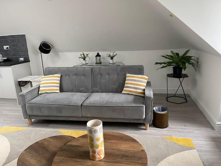 Orchid Lodge - Two Bed Generous Flat - Parking, Netflix, Wifi - Close To Blenheim Palace & Oxford - F4 Kidlington Exterior photo