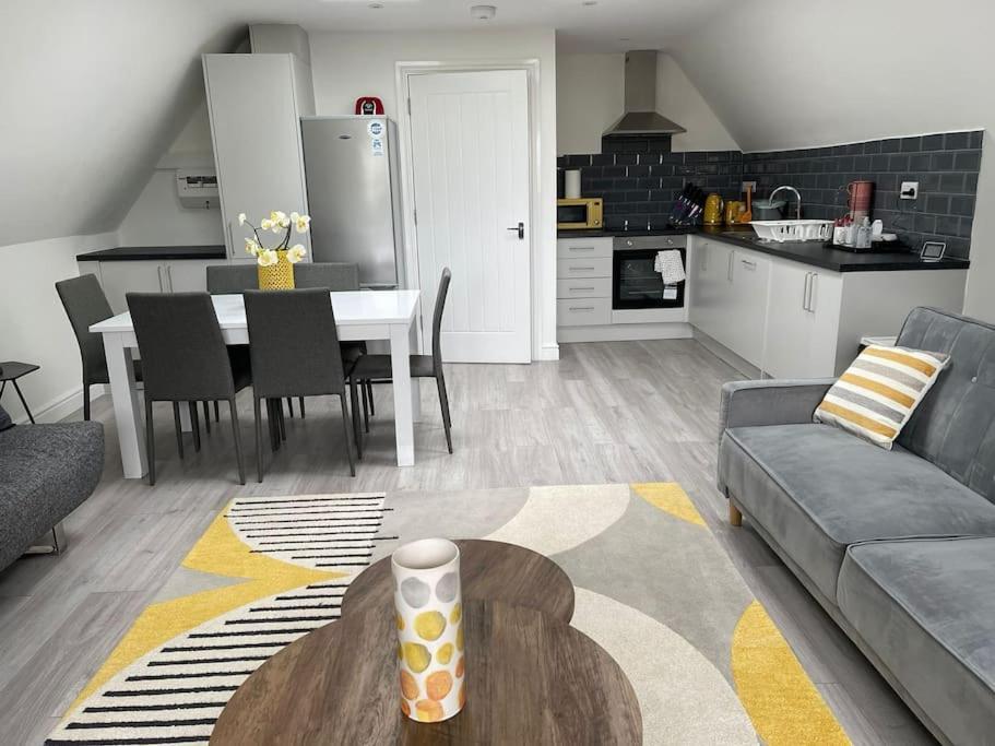 Orchid Lodge - Two Bed Generous Flat - Parking, Netflix, Wifi - Close To Blenheim Palace & Oxford - F4 Kidlington Exterior photo