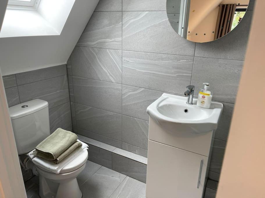 Orchid Lodge - Two Bed Generous Flat - Parking, Netflix, Wifi - Close To Blenheim Palace & Oxford - F4 Kidlington Exterior photo