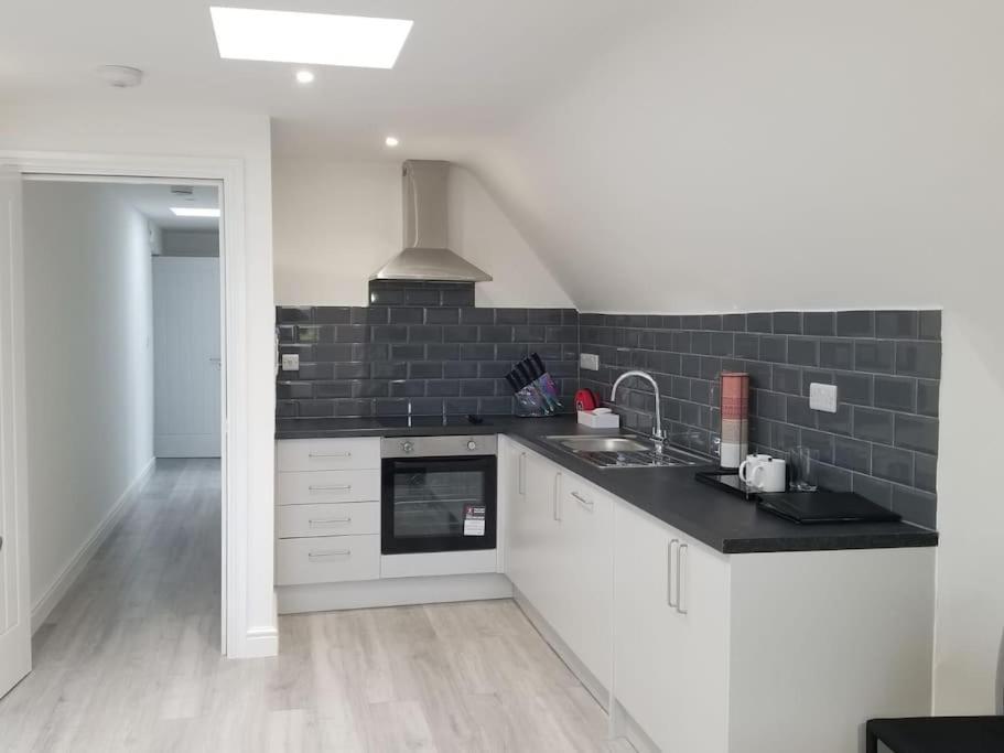 Orchid Lodge - Two Bed Generous Flat - Parking, Netflix, Wifi - Close To Blenheim Palace & Oxford - F4 Kidlington Exterior photo