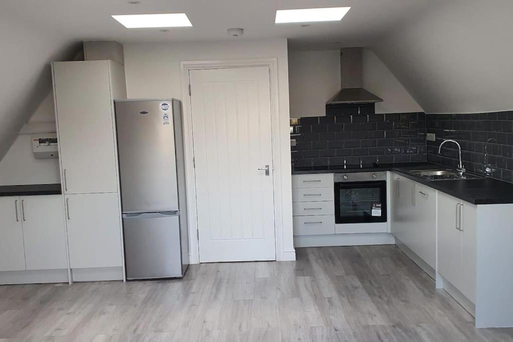 Orchid Lodge - Two Bed Generous Flat - Parking, Netflix, Wifi - Close To Blenheim Palace & Oxford - F4 Kidlington Exterior photo