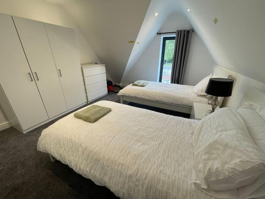 Orchid Lodge - Two Bed Generous Flat - Parking, Netflix, Wifi - Close To Blenheim Palace & Oxford - F4 Kidlington Exterior photo