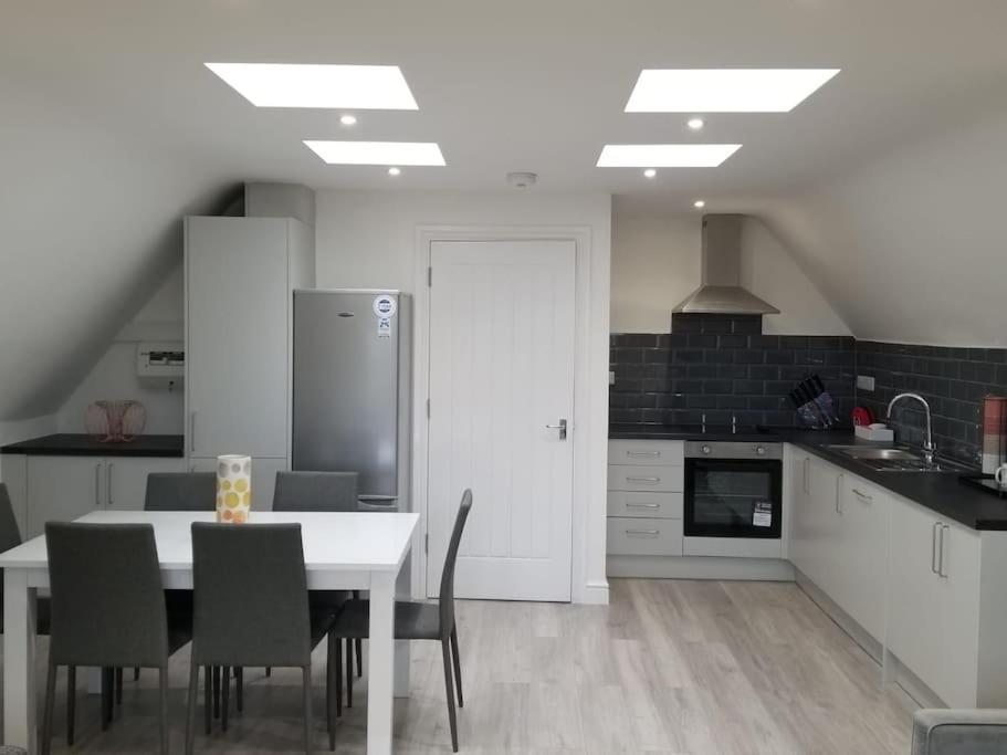 Orchid Lodge - Two Bed Generous Flat - Parking, Netflix, Wifi - Close To Blenheim Palace & Oxford - F4 Kidlington Exterior photo