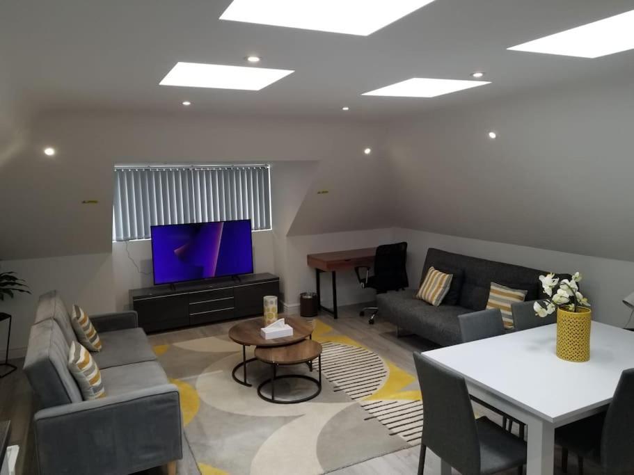 Orchid Lodge - Two Bed Generous Flat - Parking, Netflix, Wifi - Close To Blenheim Palace & Oxford - F4 Kidlington Exterior photo