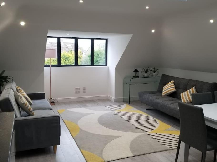Orchid Lodge - Two Bed Generous Flat - Parking, Netflix, Wifi - Close To Blenheim Palace & Oxford - F4 Kidlington Exterior photo