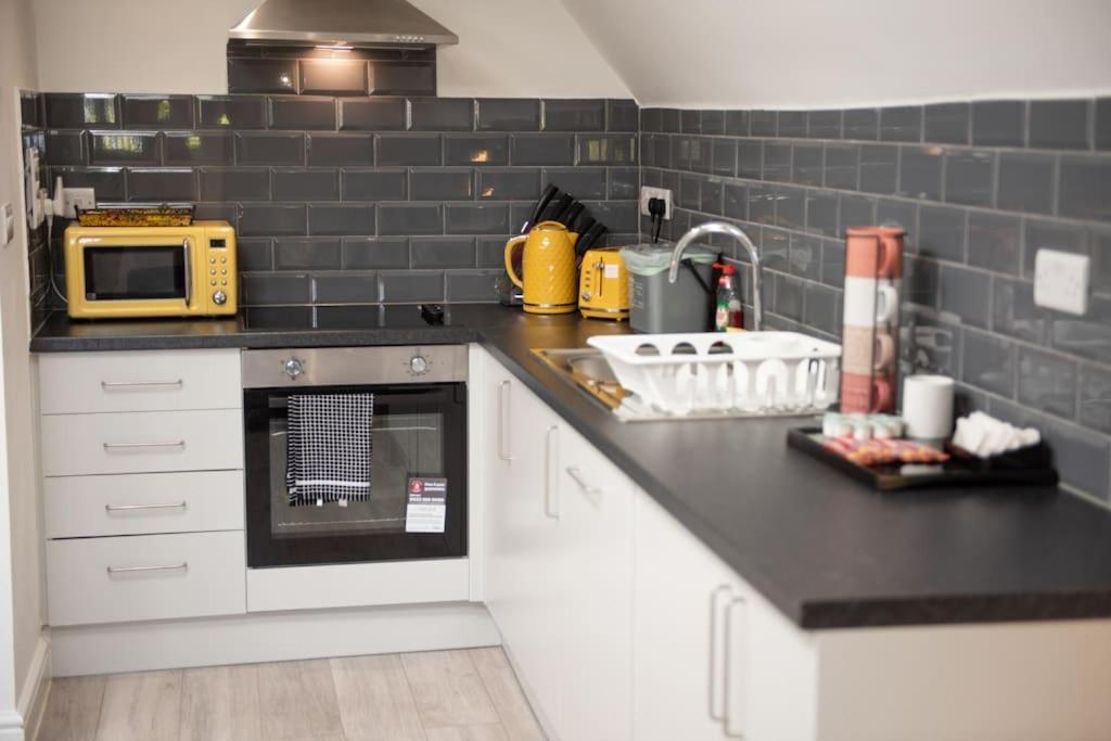 Orchid Lodge - Two Bed Generous Flat - Parking, Netflix, Wifi - Close To Blenheim Palace & Oxford - F4 Kidlington Exterior photo