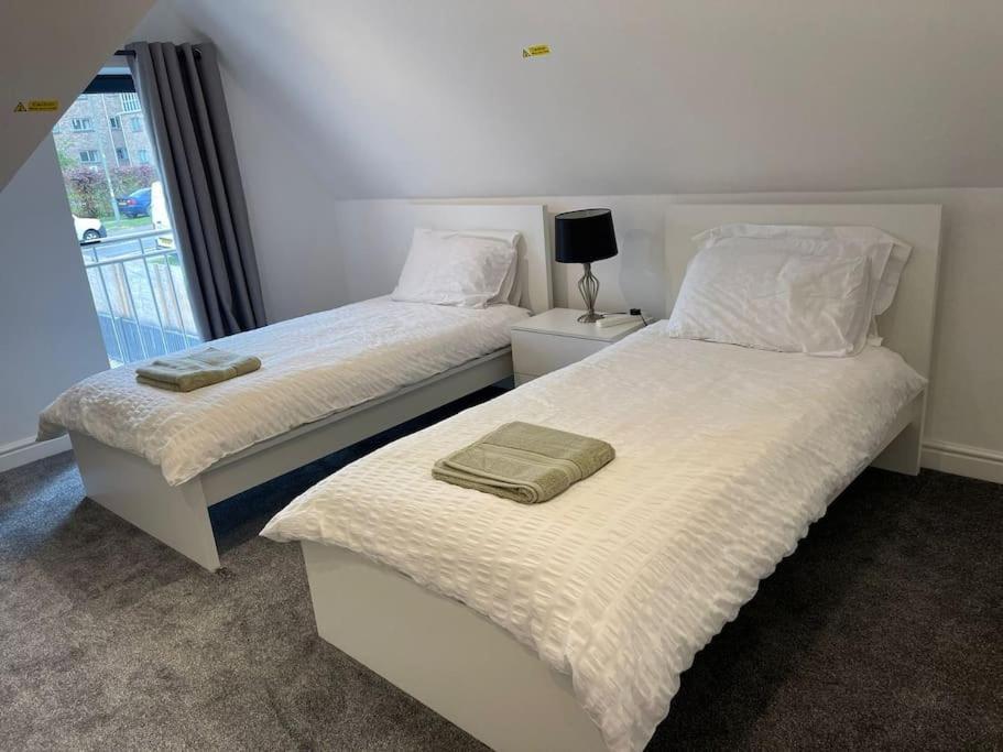 Orchid Lodge - Two Bed Generous Flat - Parking, Netflix, Wifi - Close To Blenheim Palace & Oxford - F4 Kidlington Exterior photo