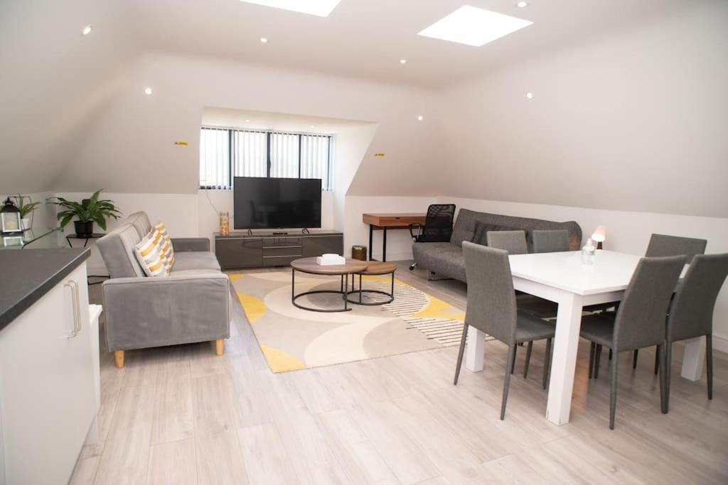 Orchid Lodge - Two Bed Generous Flat - Parking, Netflix, Wifi - Close To Blenheim Palace & Oxford - F4 Kidlington Exterior photo