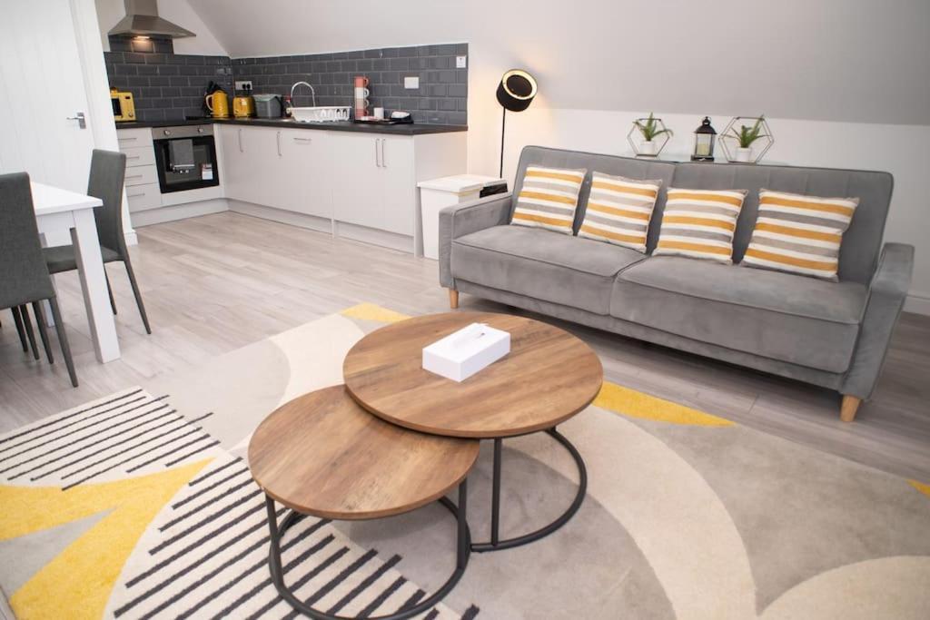 Orchid Lodge - Two Bed Generous Flat - Parking, Netflix, Wifi - Close To Blenheim Palace & Oxford - F4 Kidlington Exterior photo