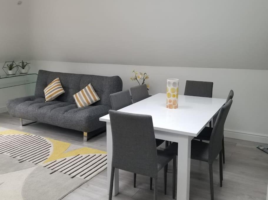 Orchid Lodge - Two Bed Generous Flat - Parking, Netflix, Wifi - Close To Blenheim Palace & Oxford - F4 Kidlington Exterior photo