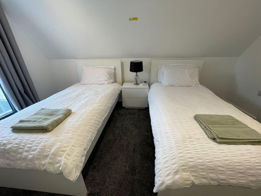 Orchid Lodge - Two Bed Generous Flat - Parking, Netflix, Wifi - Close To Blenheim Palace & Oxford - F4 Kidlington Exterior photo