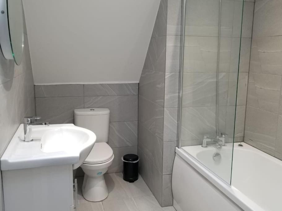 Orchid Lodge - Two Bed Generous Flat - Parking, Netflix, Wifi - Close To Blenheim Palace & Oxford - F4 Kidlington Exterior photo