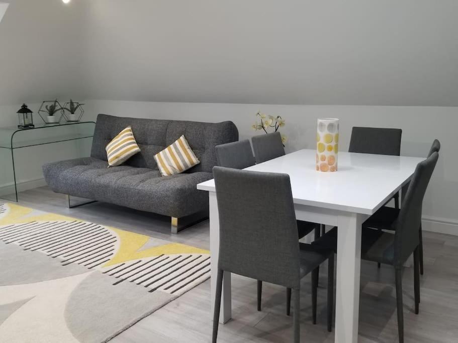 Orchid Lodge - Two Bed Generous Flat - Parking, Netflix, Wifi - Close To Blenheim Palace & Oxford - F4 Kidlington Exterior photo